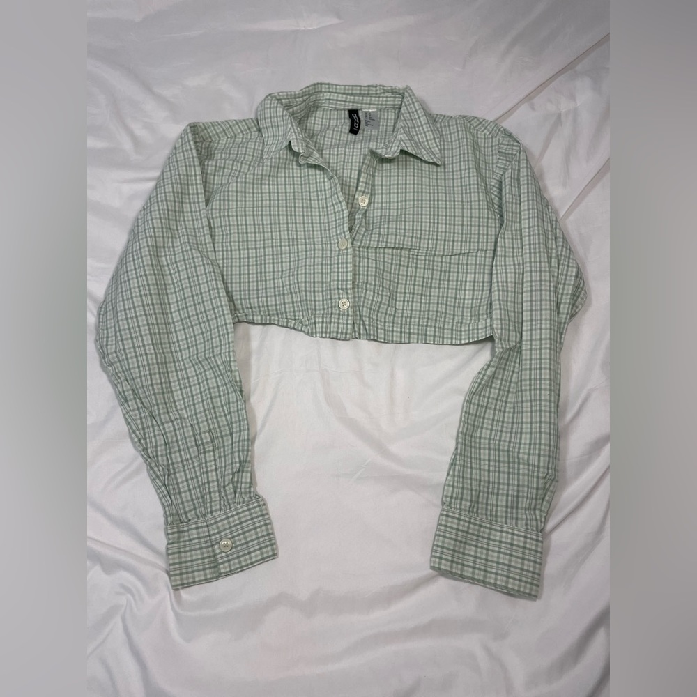 H&M Cropped sage green button down collar top